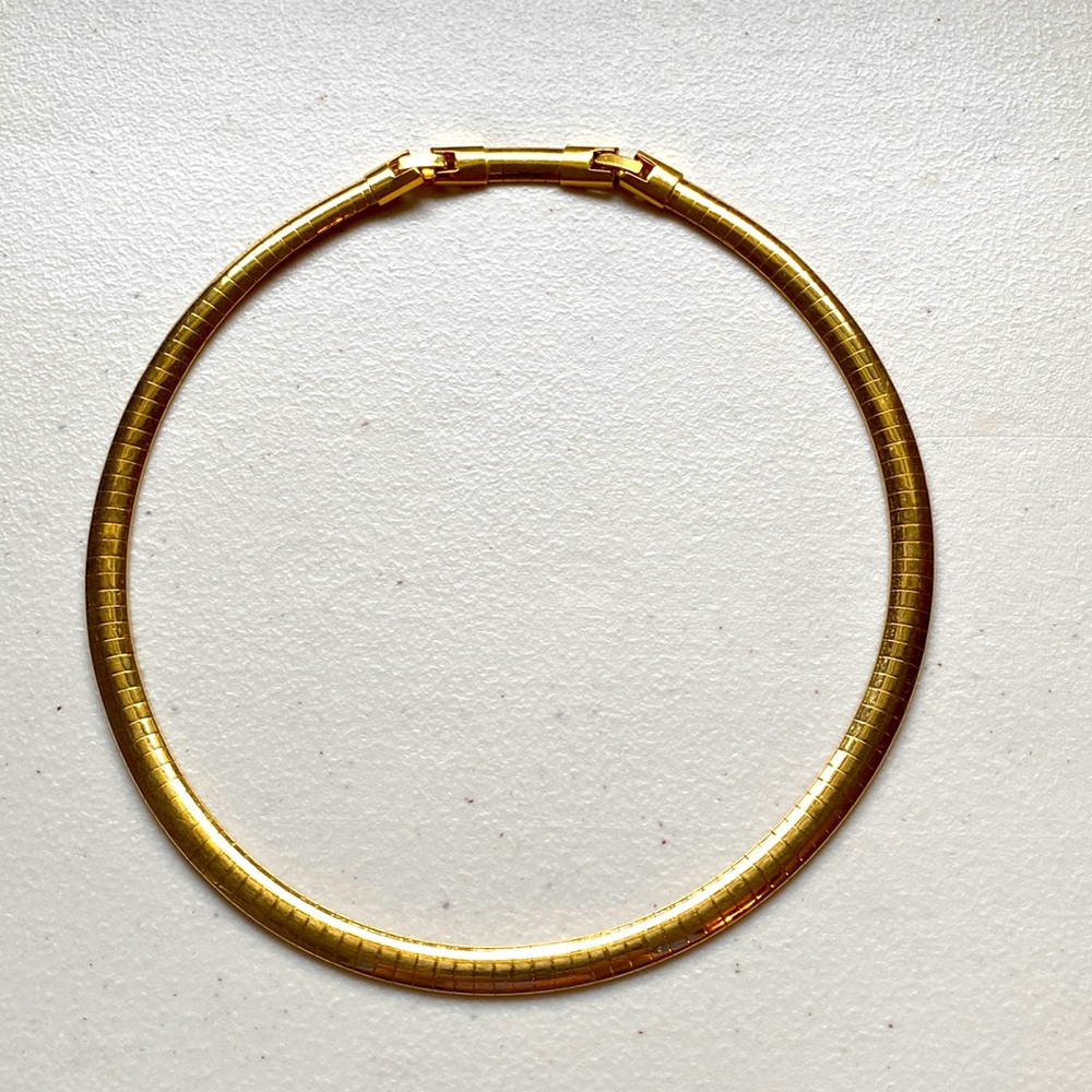 Gold necklace with rigid chain and small extender clasp